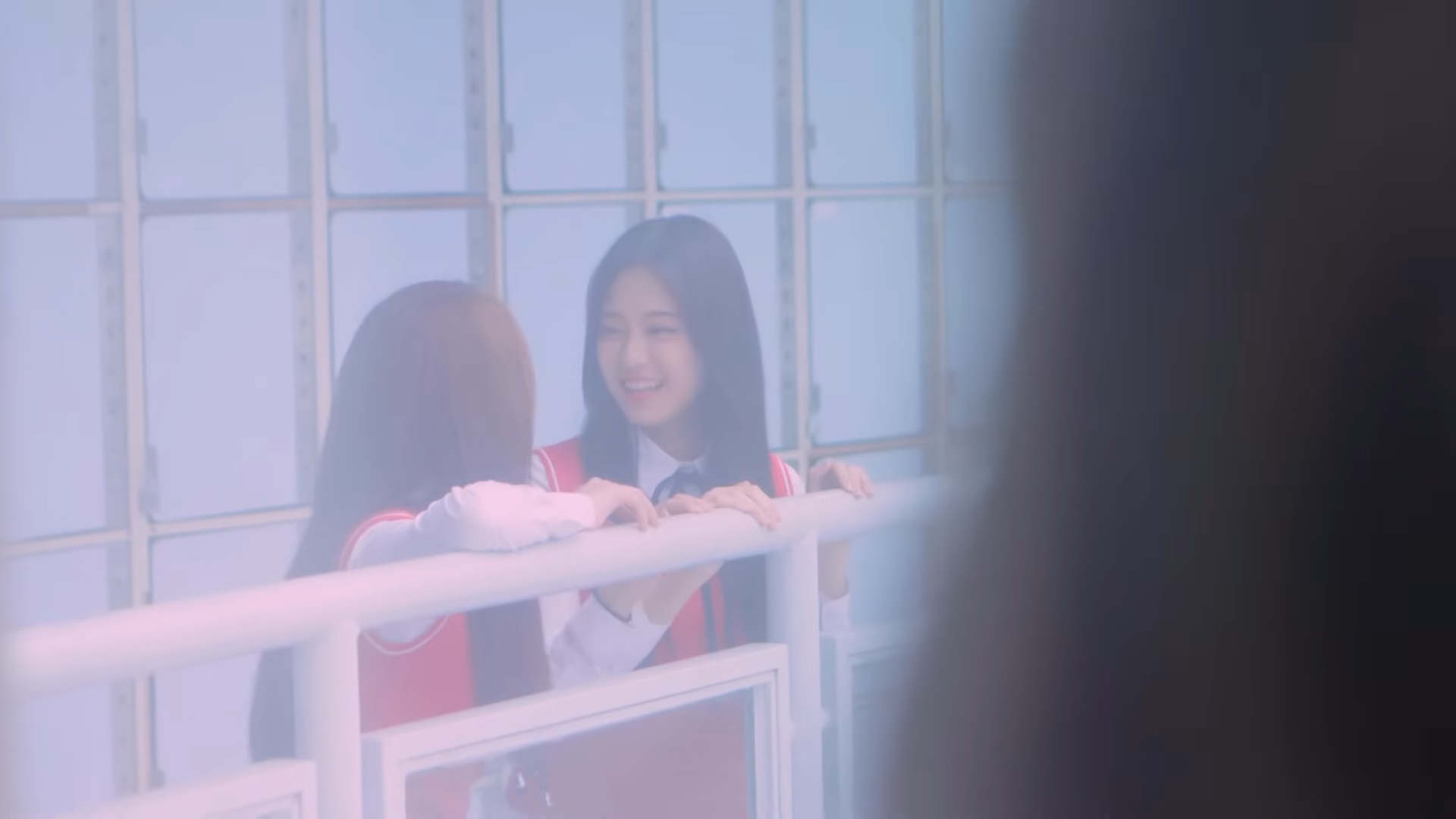 Vivi watching Hyunjin talking to Haseul.